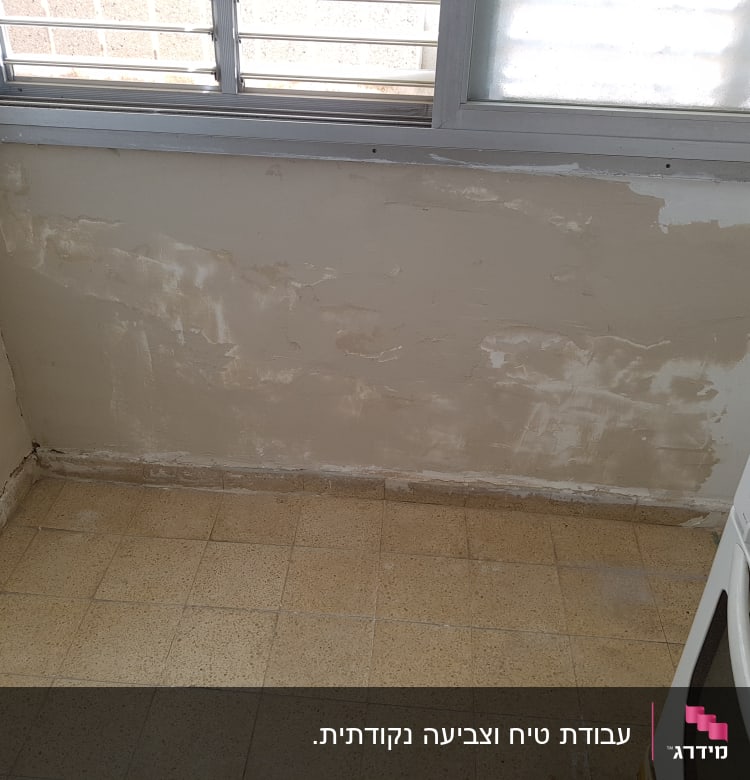 קיר עם טיח מתקלף ליד חלון